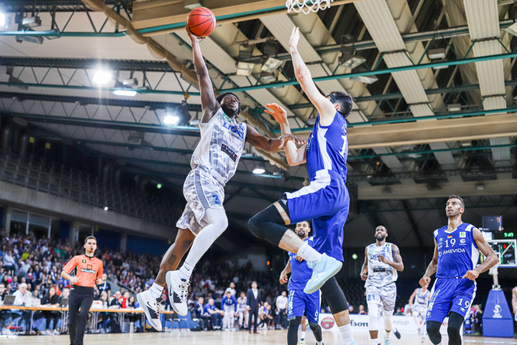 Quinton Marcus Stroman (PSK Lions 3) springt zum Dunking gegen Johannes Joos (FC Schalke 11)