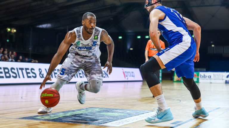 Brandon Joseph Conley (PSK Lions 5) dribbelt zum Angriff gegen Johannes Joos (FC Schalke 11)