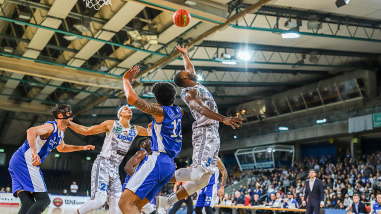 Brandon Joseph Conley (PSK Lions 5) versucht im Zweikampf den Fehlwurf zu retten gegen Darnell Maiava Dunn (FC Schalke 12)