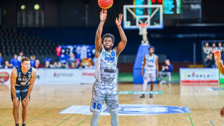 Freiwurf für KC Ross-Miller (PSK Lions 10)