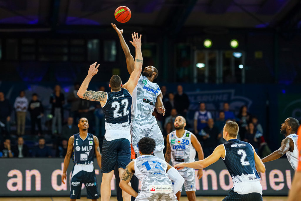 Sprungball zu Spielbeginn zwischen Phillipp Heyden (Academics Heidelberg 22) und Brandon Joseph Conley (PSK Lions 5).