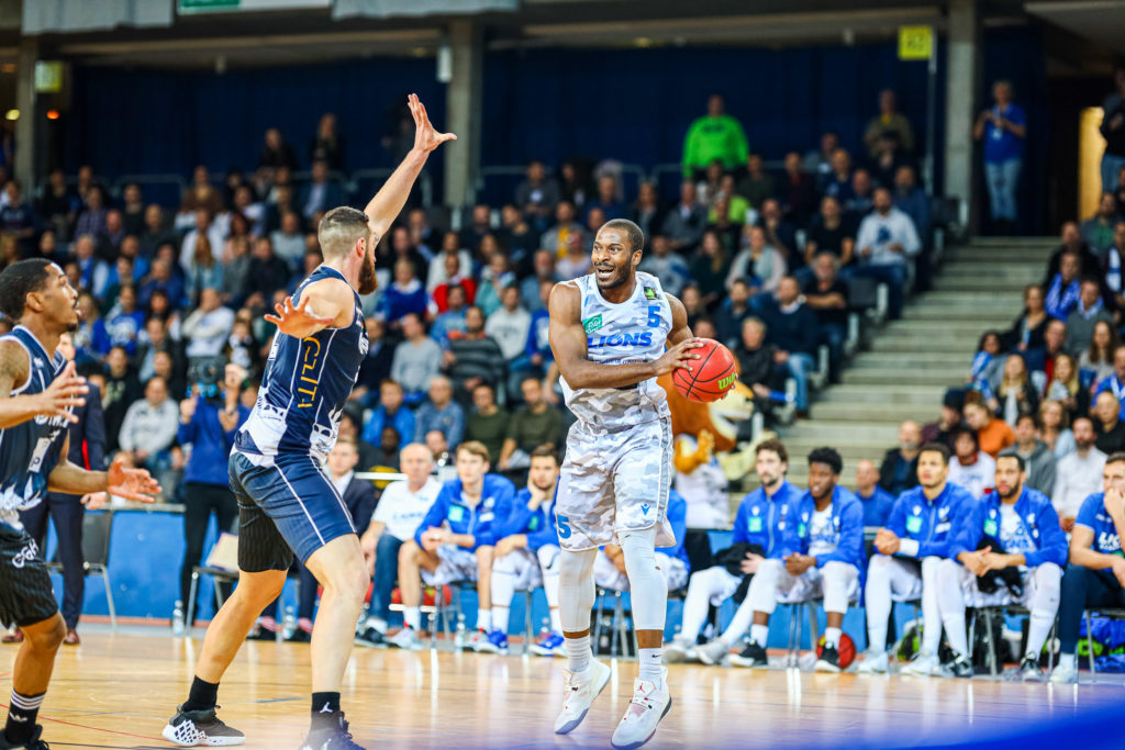 Brandon Joseph Conley (PSK Lions 5) am Ball im Angriff.