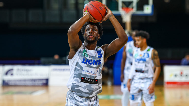 Freiwurf für Quinton Marcus Stroman (PSK Lions 3).