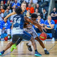 Stephon Jelks (Academics Heidelberg 34) in der Abwehr gegen die Lions.