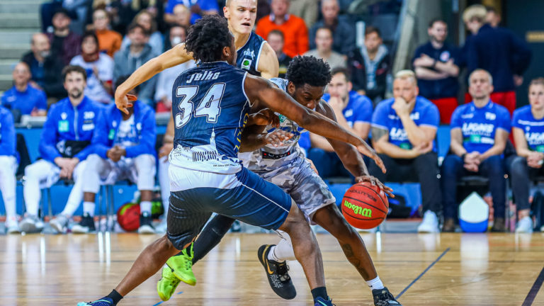 Stephon Jelks (Academics Heidelberg 34) in der Abwehr gegen die Lions.