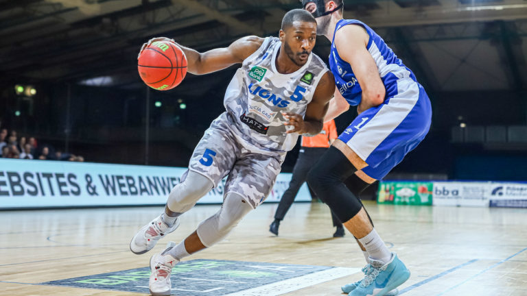 Brandon Joseph Conley (PSK Lions 5) dribbelt den Ball zum Zweikampf mit Johannes Joos (FC Schalke 11)