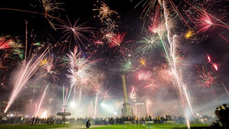 Zahlreiche Menschen feiern auf dem Schlossplatz mit reichlich Feuerwerk in das neue Jah
