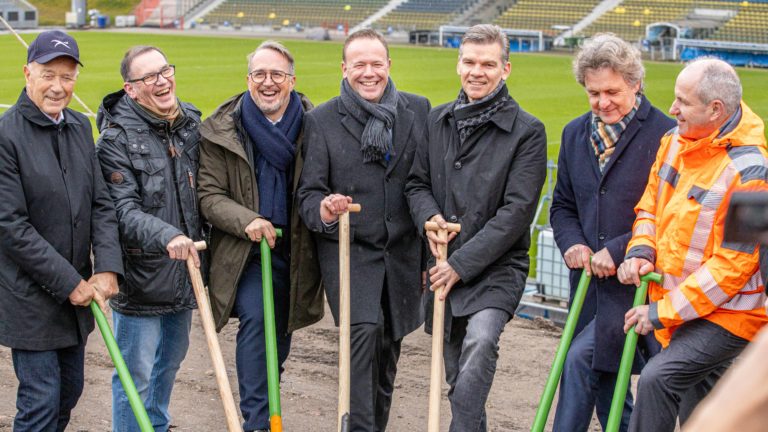 Symbolischer Spatenstich im Wildparkstadion.