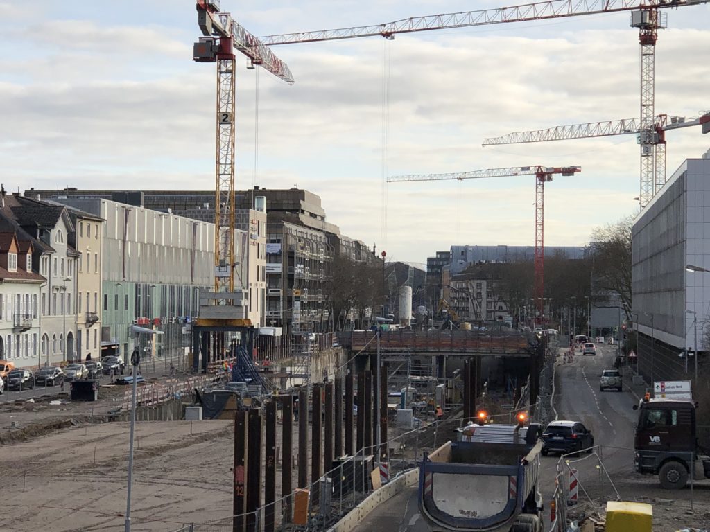 Kr&auml;ne in der Kriegsstra&szlig;e