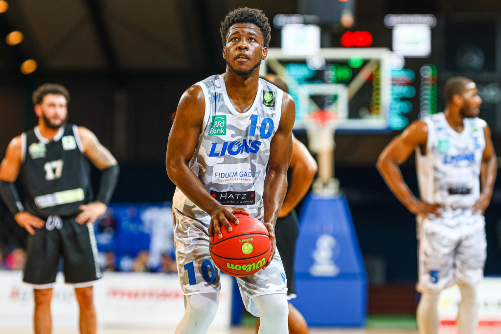 Freiwurf f&uuml;r KC Ross-Miller (PSK Lions 10)