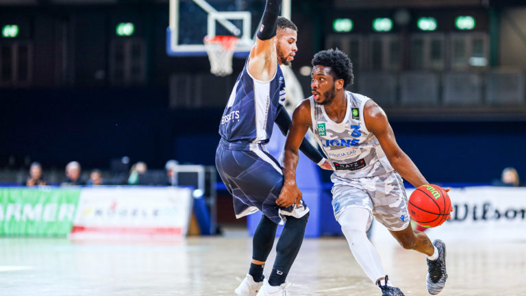 Quinton Marcus Stroman (PSK Lions 3) dribbelt mit dem Ball im Zweikampf zum Angriff.