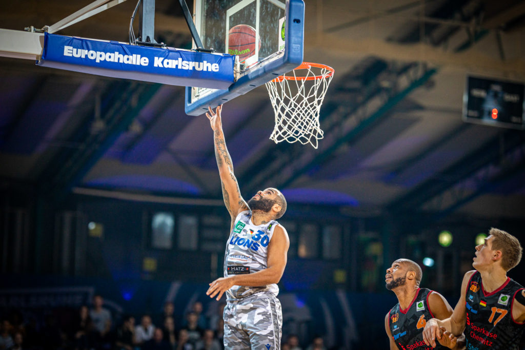 Filmore Beck (PSK Lions 30) wirft im Sprung zum Korb