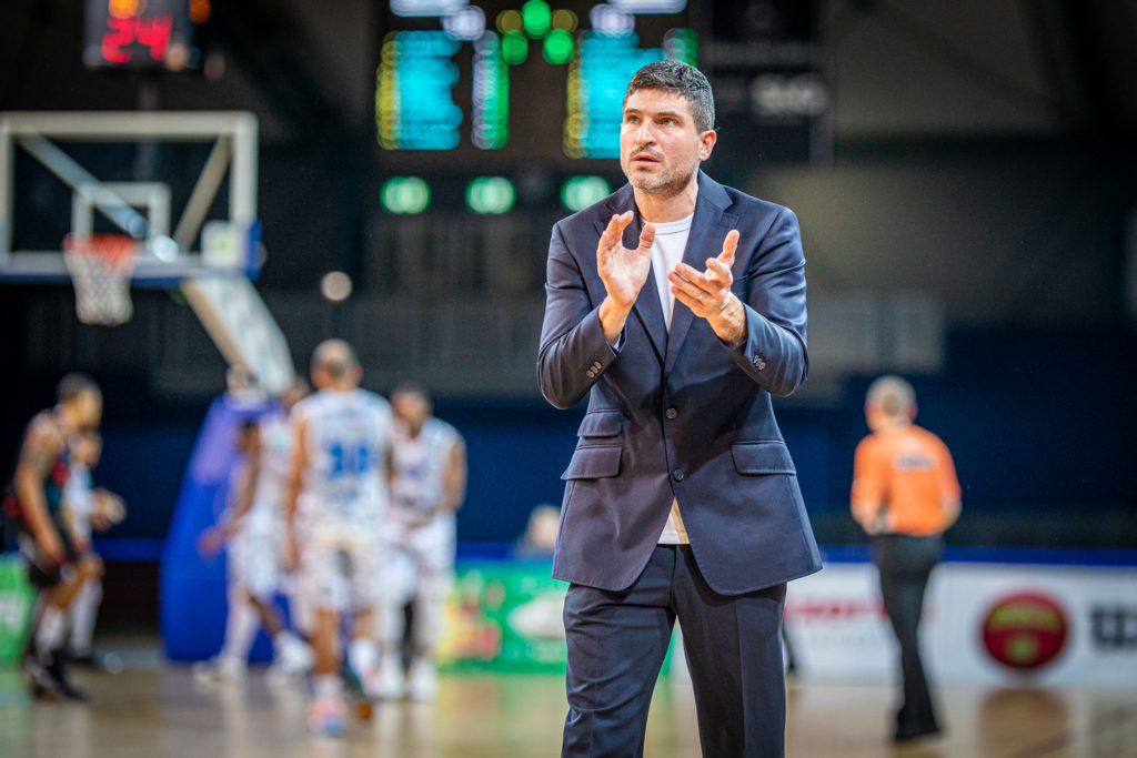 Ivan Rudez (PSK Lions Trainer) feuert die Mannschaft auf dem Spielfeld an und jubelt