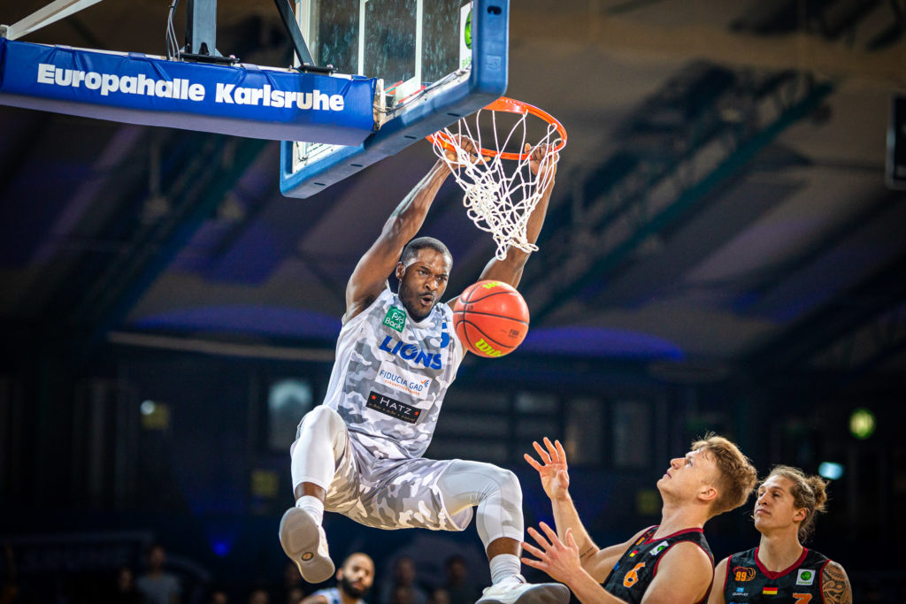 Brandon Joseph Conley (PSK Lions 5) h&auml;ngt zum erfolgreichen Dunking am Korb und jubelt zu seinem Treffer