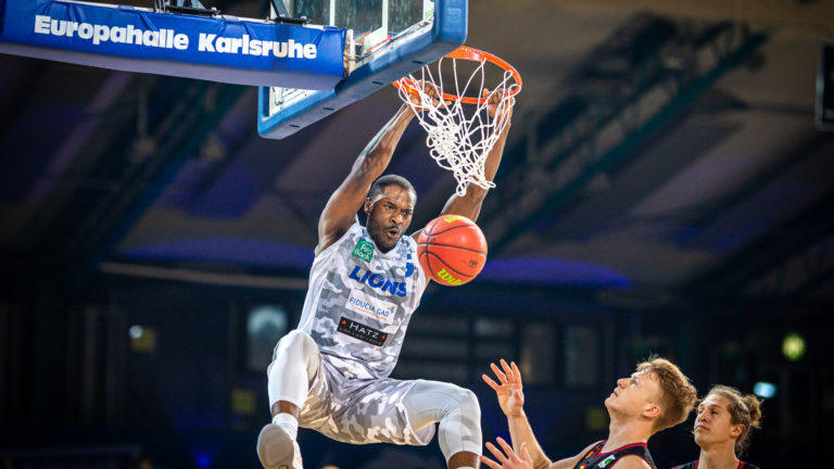 Brandon Joseph Conley (PSK Lions 5) hängt zum erfolgreichen Dunking am Korb und jubelt zu seinem Treffer