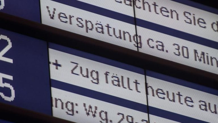 Anzeigetafel im Bahnhof