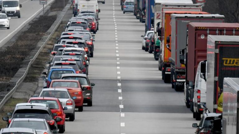 Autobahn Rettungsgasse Autos Stau