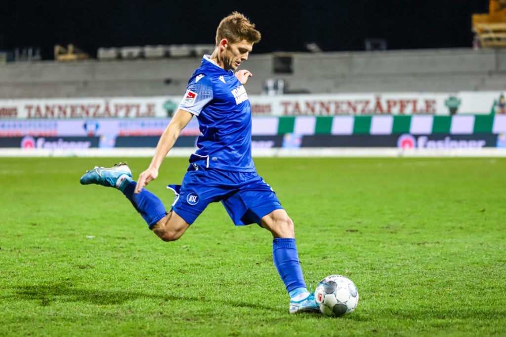 Marvin Wanitzek (KSC 10) am Ball.