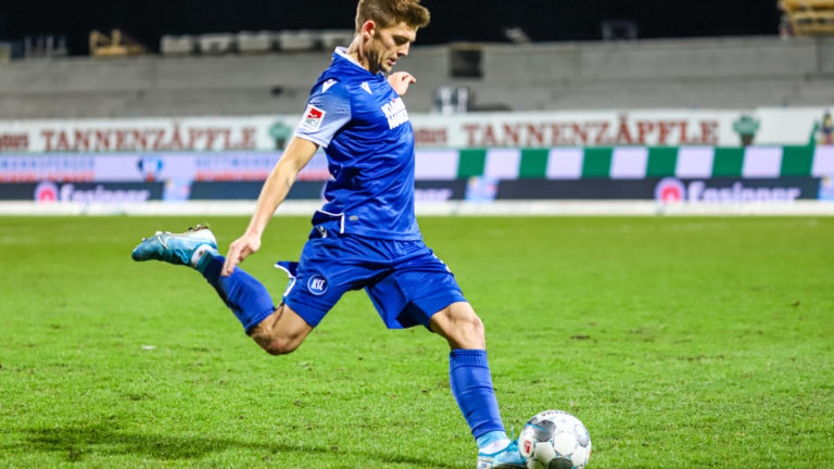 Marvin Wanitzek (KSC 10) am Ball.