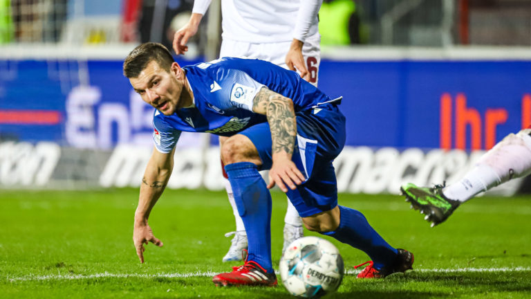 im Handwerker (1. FC Nürnberg 6) im Zweikamof mit Jerome Gondorf (KSC 26).