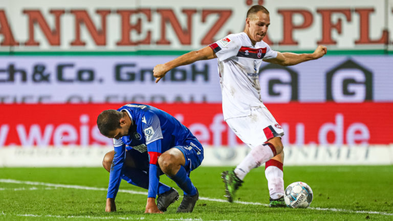 Daniel Gordon (KSC 3) hocht enttäuscht am Boden, nach der 1:0 Niederlage im Wildpark.