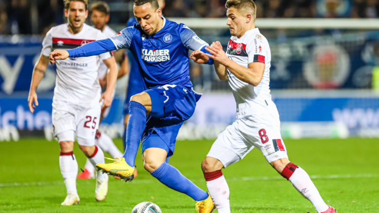 Änis Ben-Hatira (KSC 32) im Zeikampf mit Nikola Dovedan (1. FC Nürnberg 8).