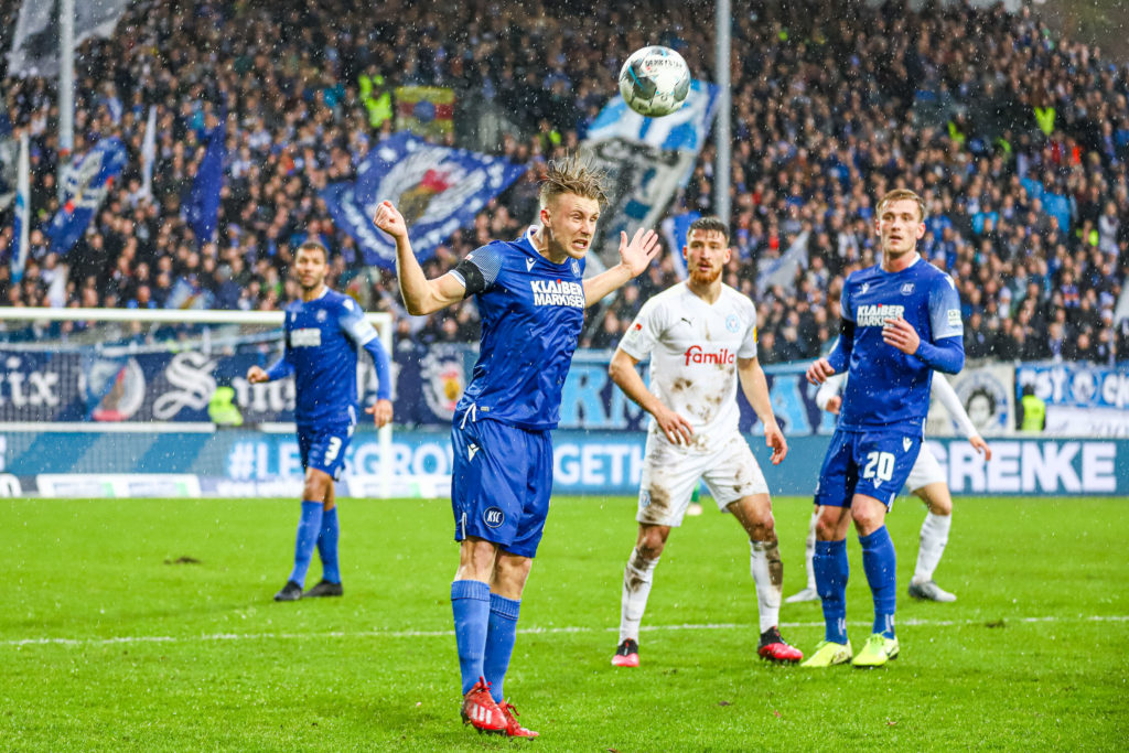 Marco Thiede (KSC 21) im Kopfballduellspiel