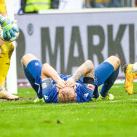 Philipp Hofmann (KSC 33) liegt enttäuscht am Boden und hält sich das Gesicht nach einem erfolglosen Torschussversuch