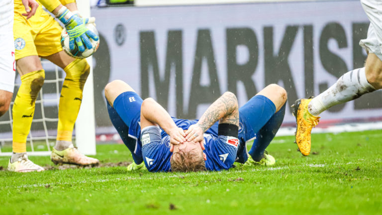 Philipp Hofmann (KSC 33) liegt enttäuscht am Boden und hält sich das Gesicht nach einem erfolglosen Torschussversuch