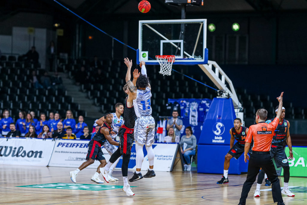 Daniel Norl (PSK Lions 13) punktet mit einem Dreier.