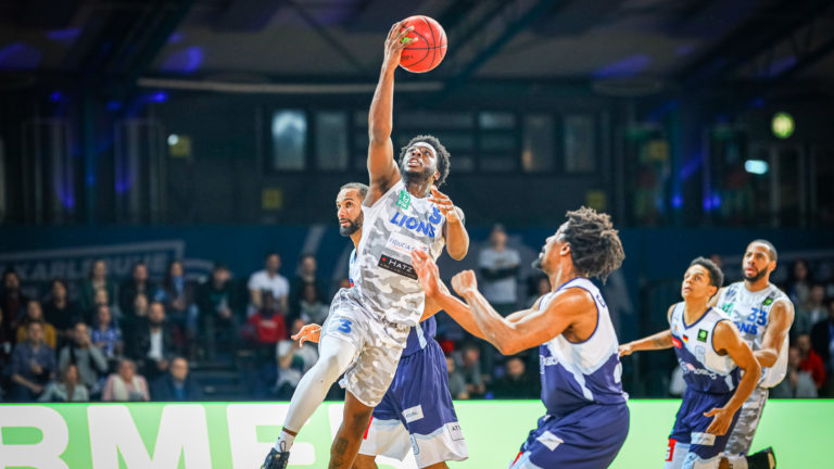 Quinton Marcus Stroman (PSK Lions 3) im Sprung am Ball.