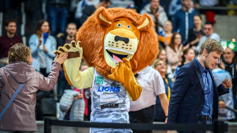 Malex jubelt mit den Fans zum Heimsieg