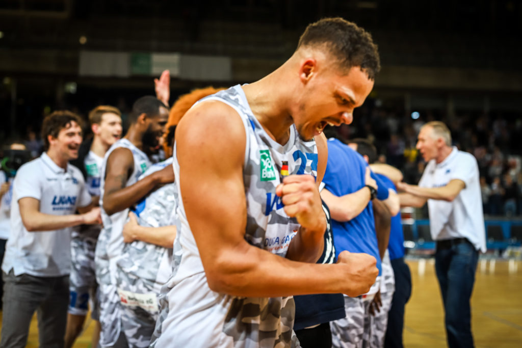 Maurice Pluskota (PSK Lions 23) jubelt zum Heimsieg