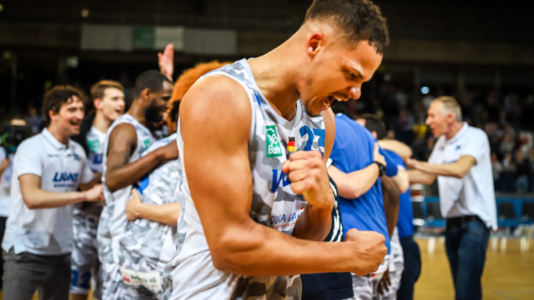 Maurice Pluskota (PSK Lions 23) jubelt zum Heimsieg