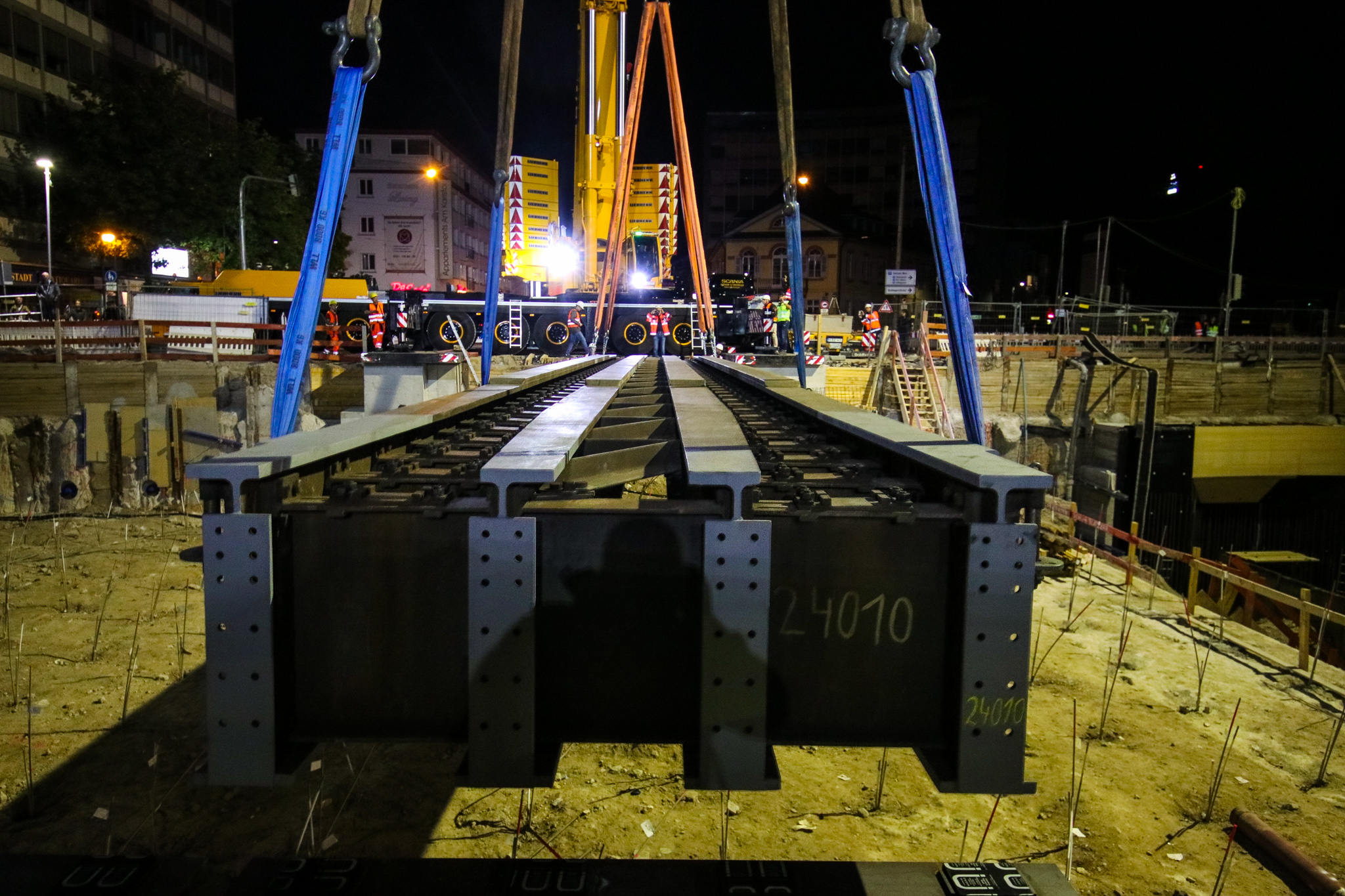 Fotogalerie Spektakulärer Einbau der Hilfsbrücken am Karlstor meinKA