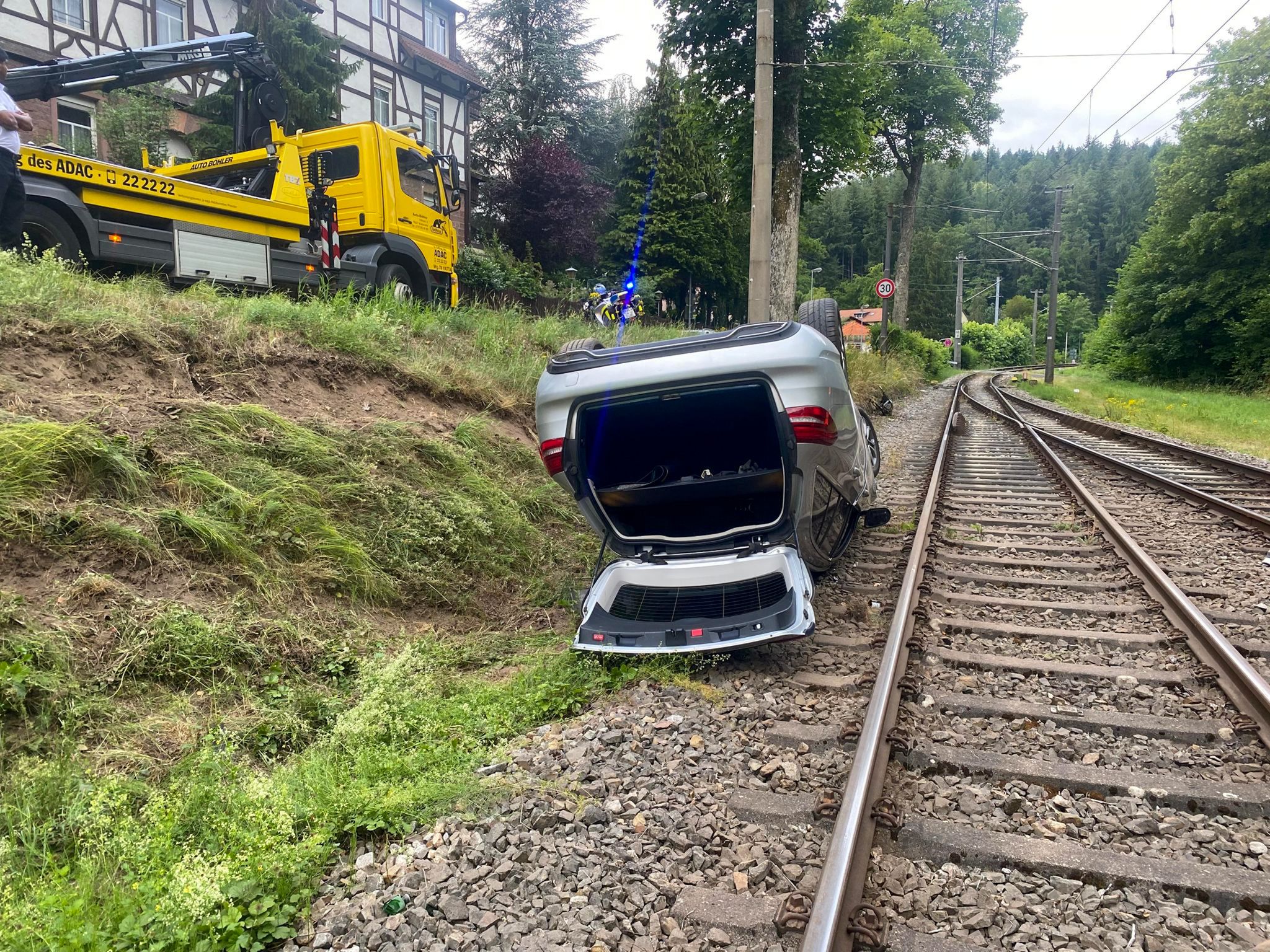 66Jähriger stützt mit Auto Böschung hinab & bleibt kopfüber auf